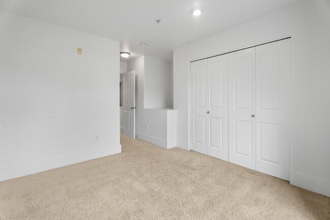 Building Photo - Spacious 3-Level Townhome for Rent in Prime Location