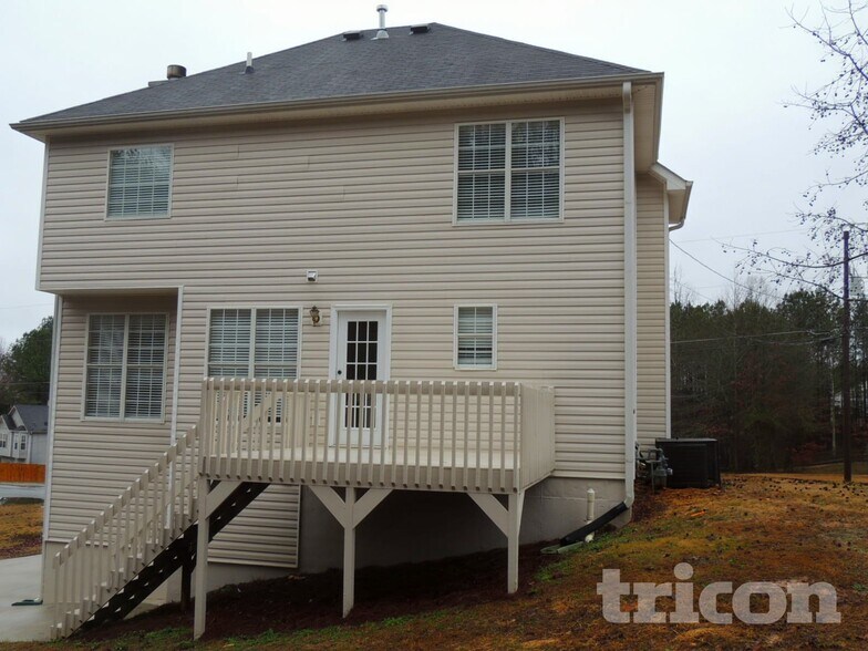 Building Photo - 214 Amber Trce