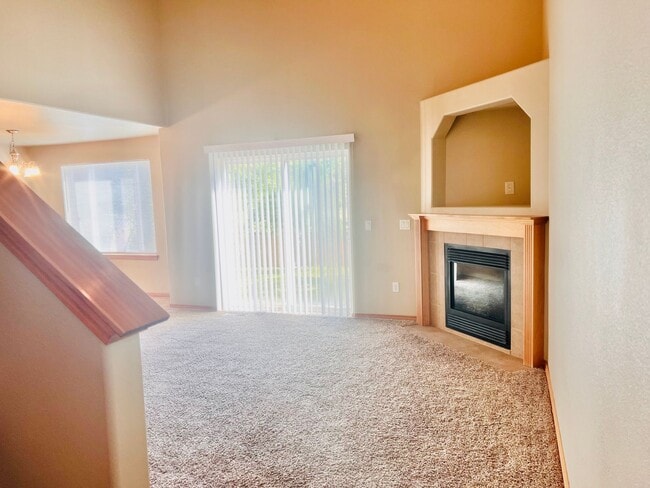 Building Photo - Enormous 4 Bed 2.5Bath + Bonus Room Great Lacey Neighborhood