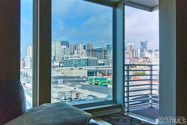 Building Photo - 555 4th St