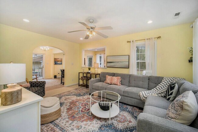 Building Photo - 452 Riverland Dr