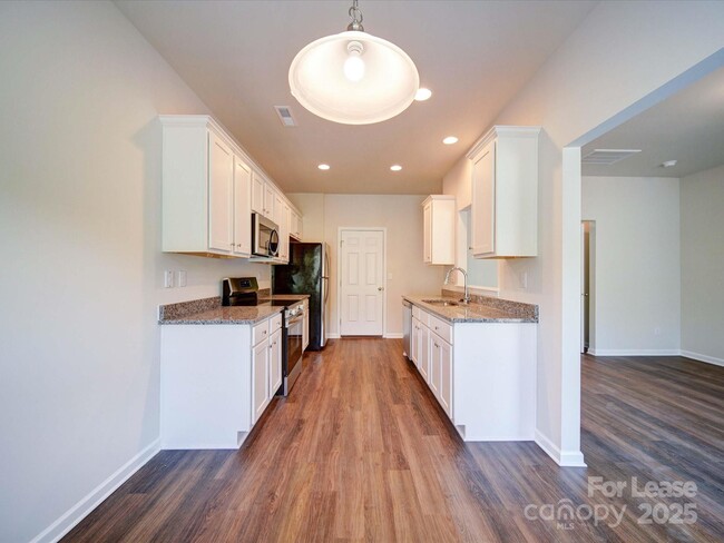 Building Photo - 916 S Battleground Ave