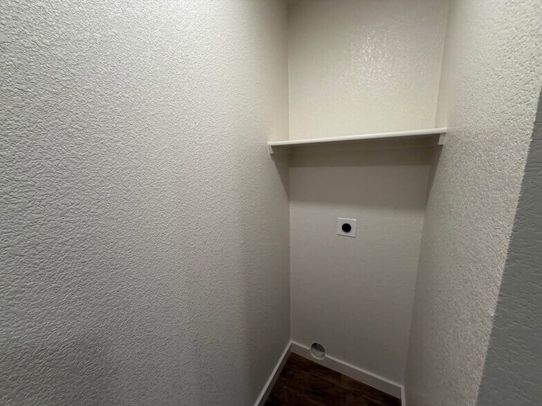 Building Photo - 132 Laura Anne Loop