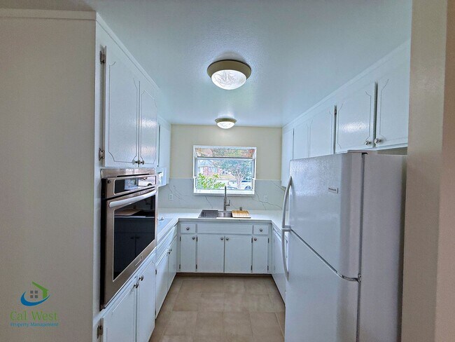 Building Photo - 1370 Fernwood Ln