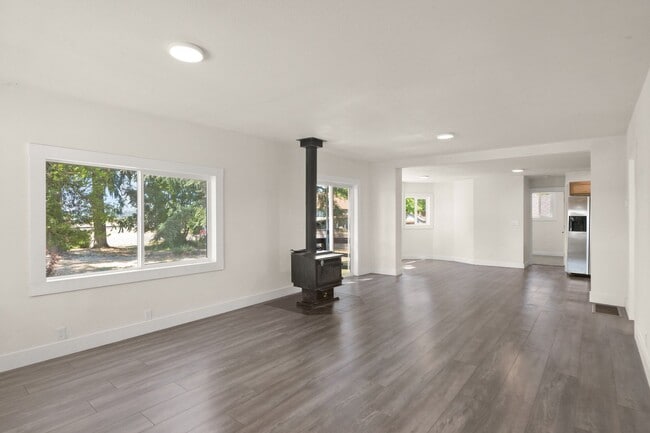 Building Photo - Lovely Remodeled 3 Bedroom, 2 Bath Large Corner Lot in Canby