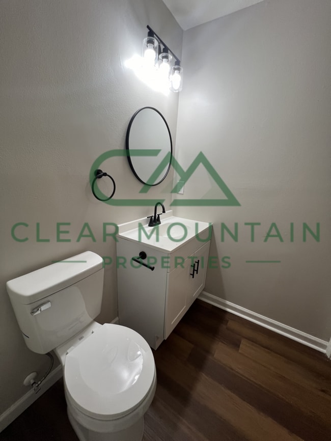 Building Photo - MOVE-IN SPECIAL! 1 MONTH FREE - Modern Upd...