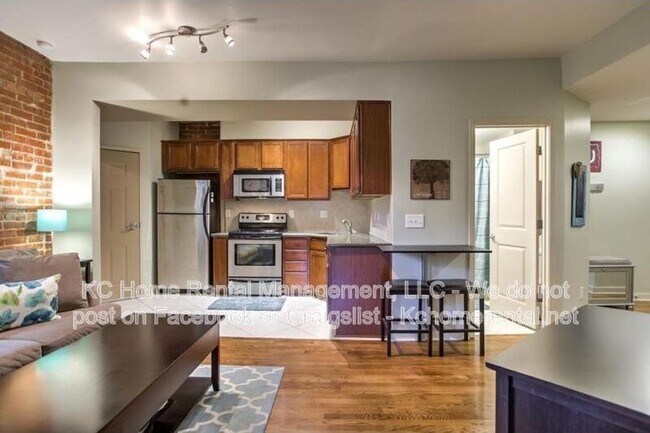 Building Photo - 200 E 43rd St