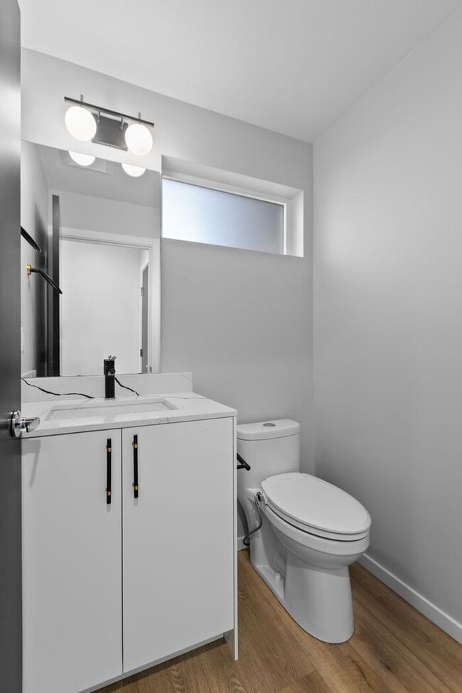 Building Photo - Newly Built Air-Conditioned Luxury Townhome in Highly Desired Admiral