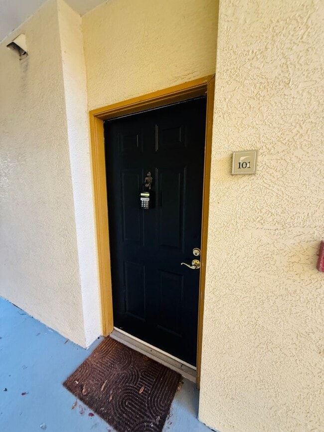 Building Photo - 2 Bedroom Condo For Rent in Carrollwood!