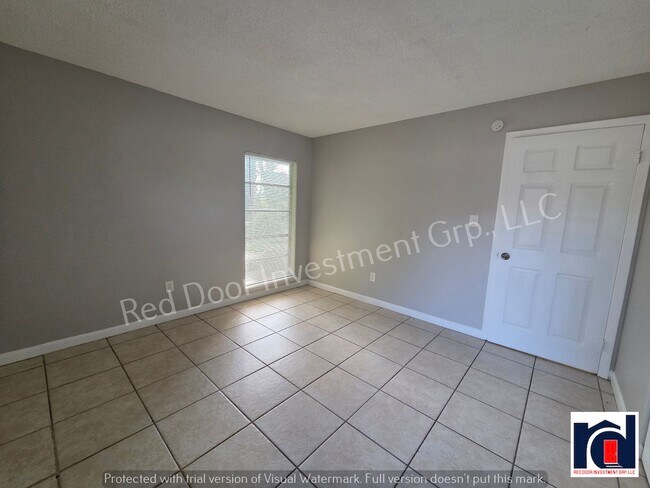 Building Photo - Spacious 2/2 quadplex