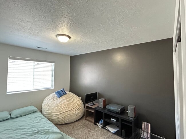 Building Photo - Mountain Vista Subdivision Home!