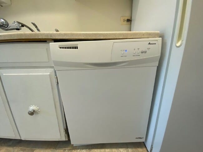 Building Photo - 2 Bedroom 1.5 Bathroom Apartment Unit Loca...