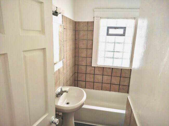 Building Photo - Spacious 2Bed, 1 Bath Home in Cleveland Ohio!