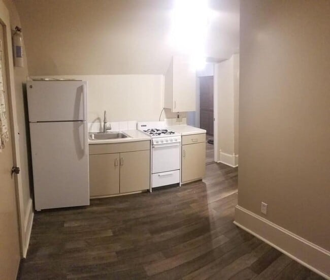 Building Photo - Large spacious 1 bedroom apartment near Vi...