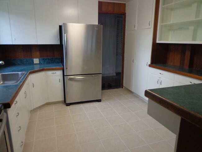 Building Photo - 420 N Kalaheo Ave