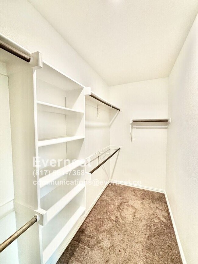 Building Photo - 4-Bedroom Home with Large Backyard and Con...
