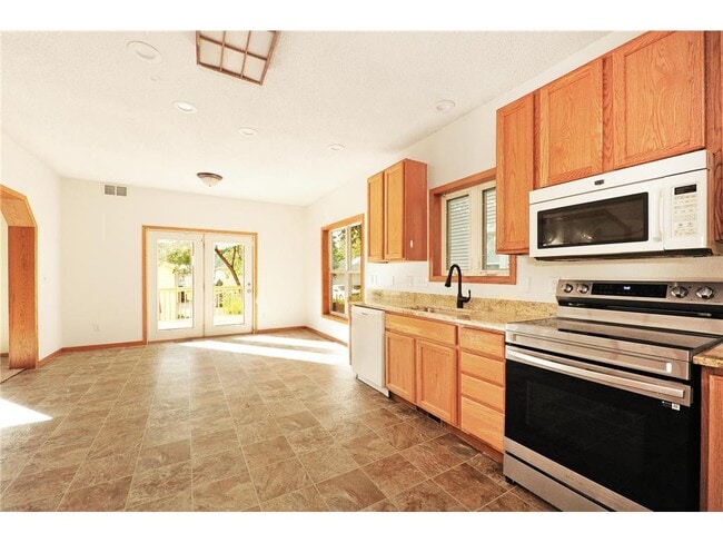 Building Photo - 1065 23rd Ave SE