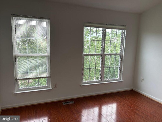 Building Photo - 42994 Beachall St