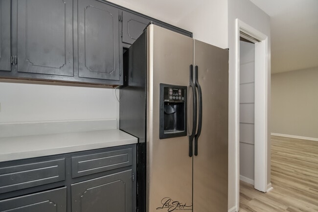 Building Photo - 605 S Raven Rd