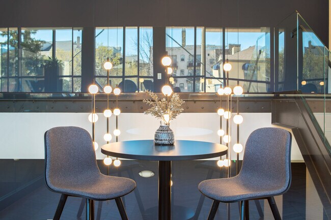 Building Photo - 1237 N Van Buren St