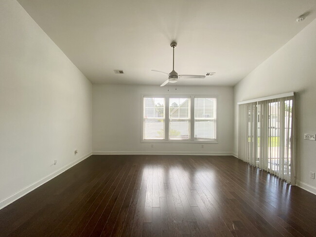 Building Photo - Spacious Three Bedroom Town Home! Located ...