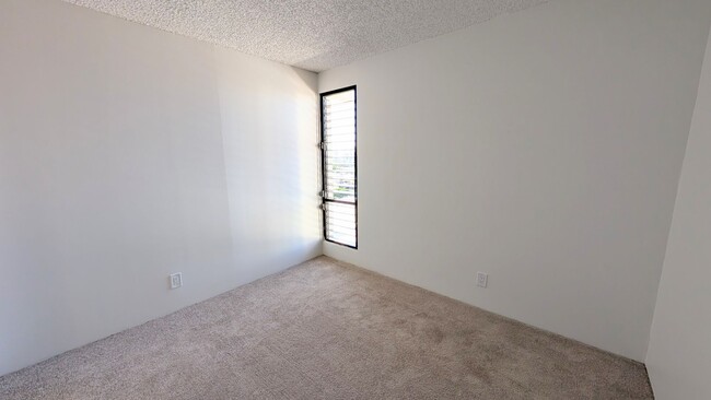 Building Photo - Newly remodeled Large 3 bed/2 bath/2 parking end unit with ocean and city views