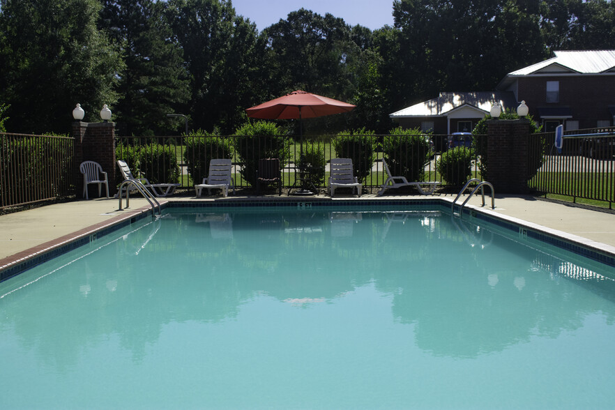 Swimming Pool - Southwind Apartments