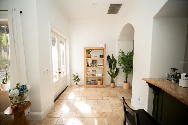 Building Photo - 719 Eastlawn Dr