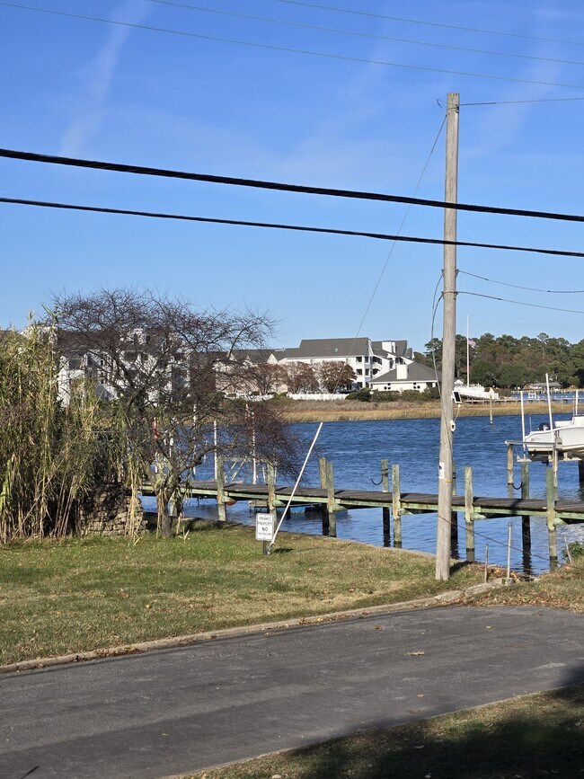 Building Photo - 434 Creek Ave