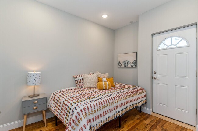 Building Photo - 725 Sip St