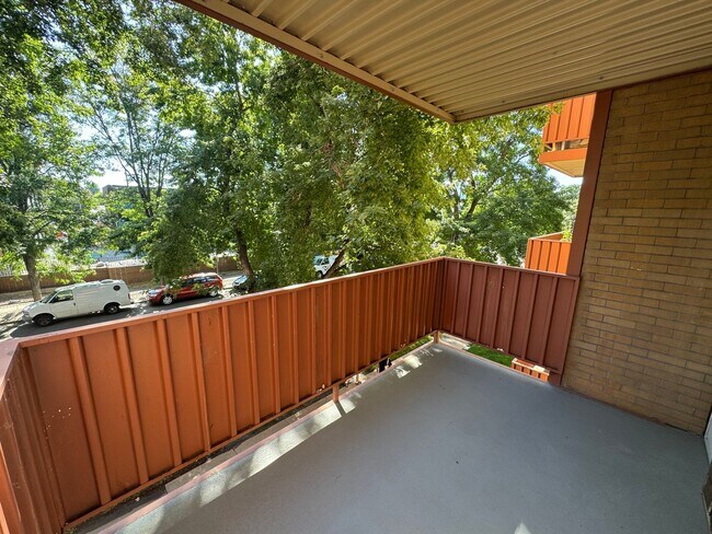 Building Photo - Studio Condo in the heart of Capitol Hill