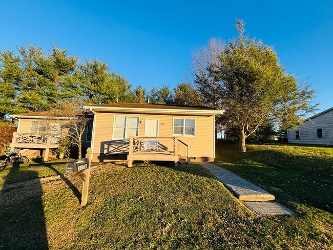 Primary Photo - 2 Bedroom, 1 Bath Duplex