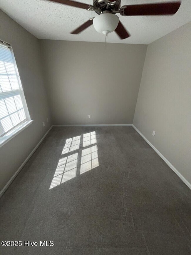 Building Photo - 1094 W Pueblo Dr