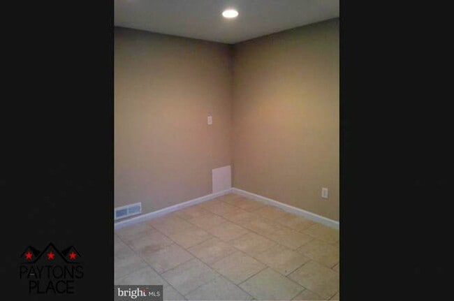 Building Photo - Spacious Single Family home with Huge Back...