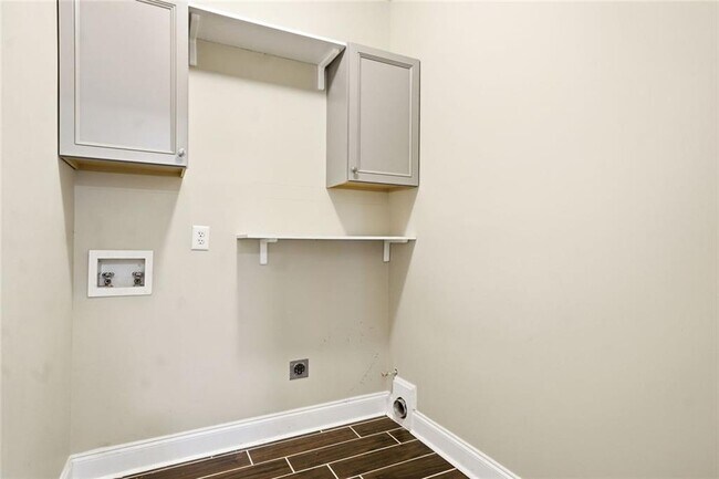Building Photo - 2058 Woodside Park Dr