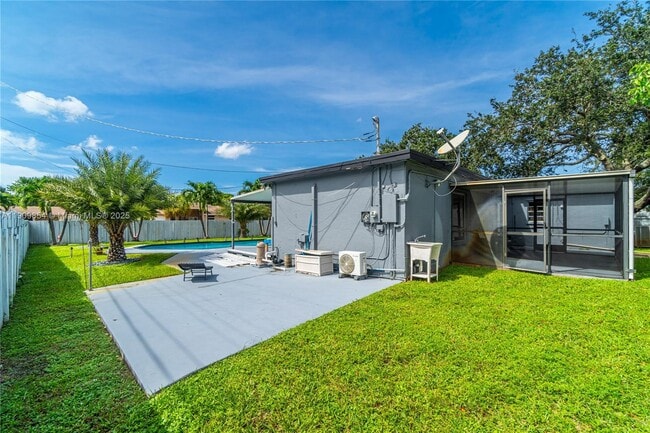 Building Photo - 3338 Taft St