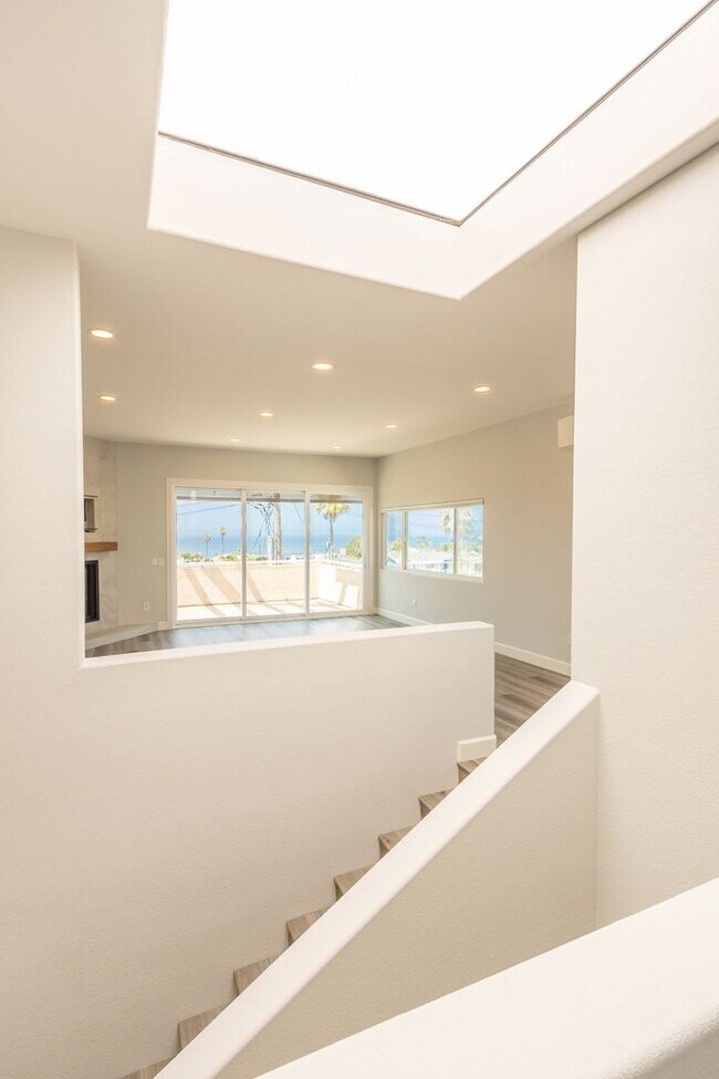 Building Photo - Beautiful 3Bed/2.5Bath Oceanview Home in C...