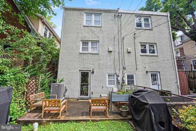 Building Photo - 205 E 10th Ave