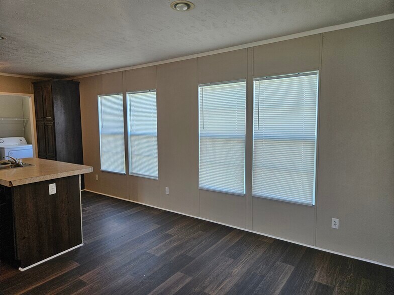 Building Photo - 61 Lynnwood Cir