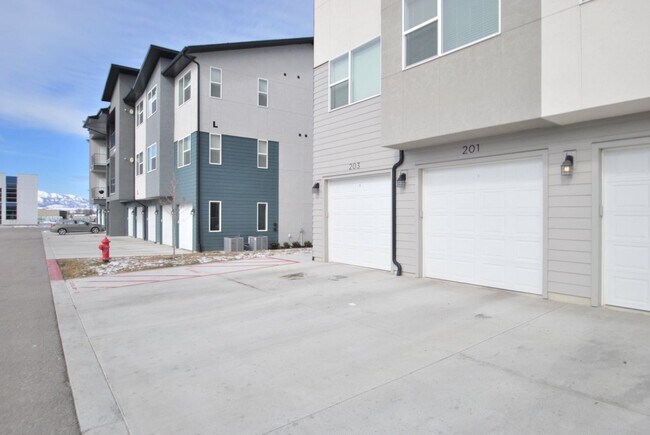 Building Photo - Modern 2 Bedroom Townhome with Amenities Included