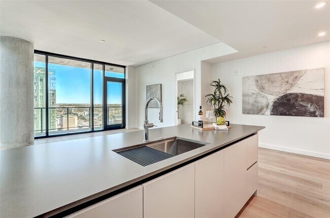 Building Photo - 610 Davis St