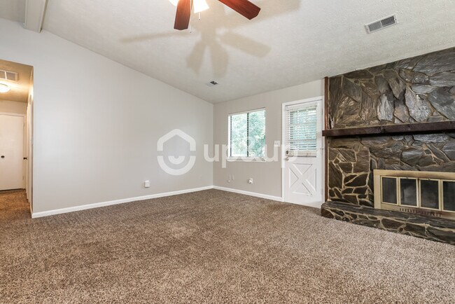 Building Photo - Fantastic 3bd/2ba home! Let yourself in!