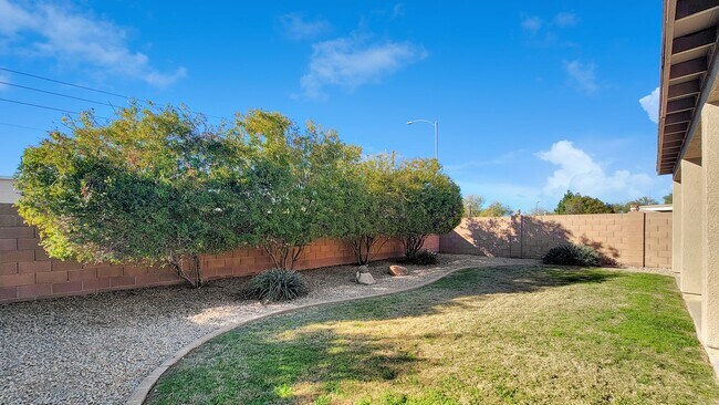 Building Photo - Great location near Bell Rd in Surprise! A...