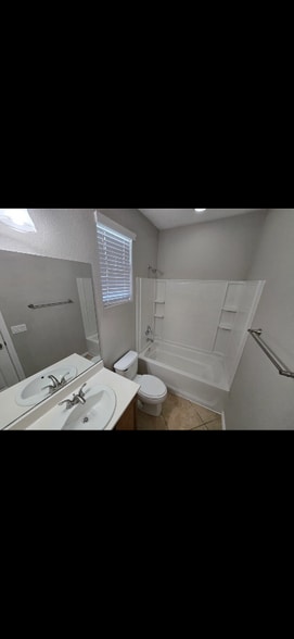 Building Photo - 6211 Trenton Parade Ave