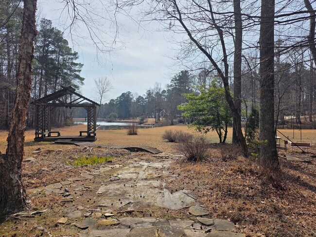 Building Photo - Private 4 bed 3 bath home located in Marietta on 4.5 acres