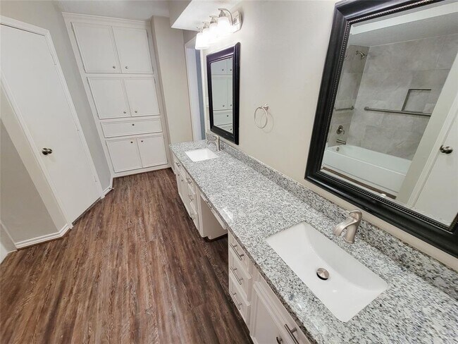 Building Photo - 6606 Brittany Park Ln