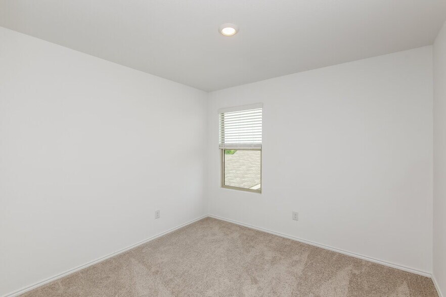 Building Photo - 8400 Holw Bnd St