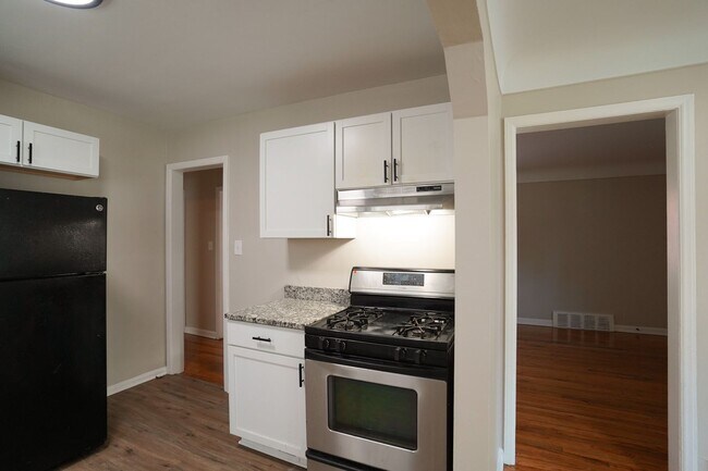 Building Photo - Renovated 3-Bedroom Home - We Welcome Sect...