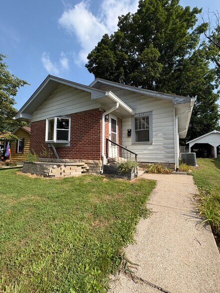 Building Photo - 215 E Vermilya Ave