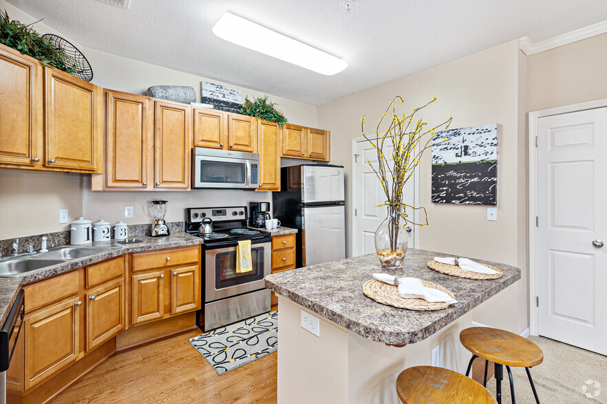 1BR, 1BA - 651SF - Kitchen - The Crossings At Nine Mile Road